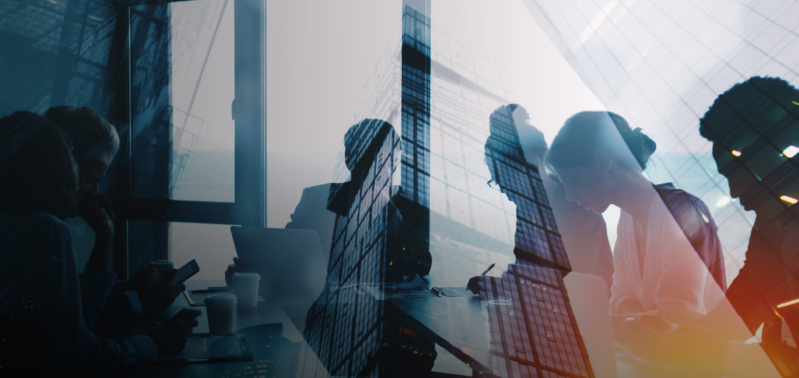 Líderes executivos em uma mesa de reunião