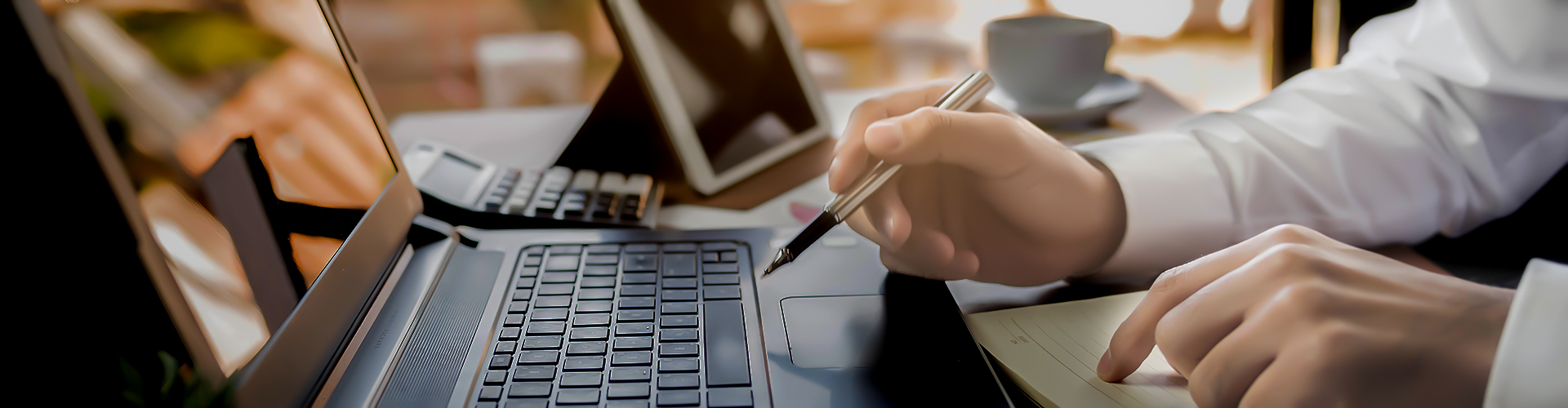 Imagem de uma pessoa do sexo masculino trabalhando com apoio de um notebook