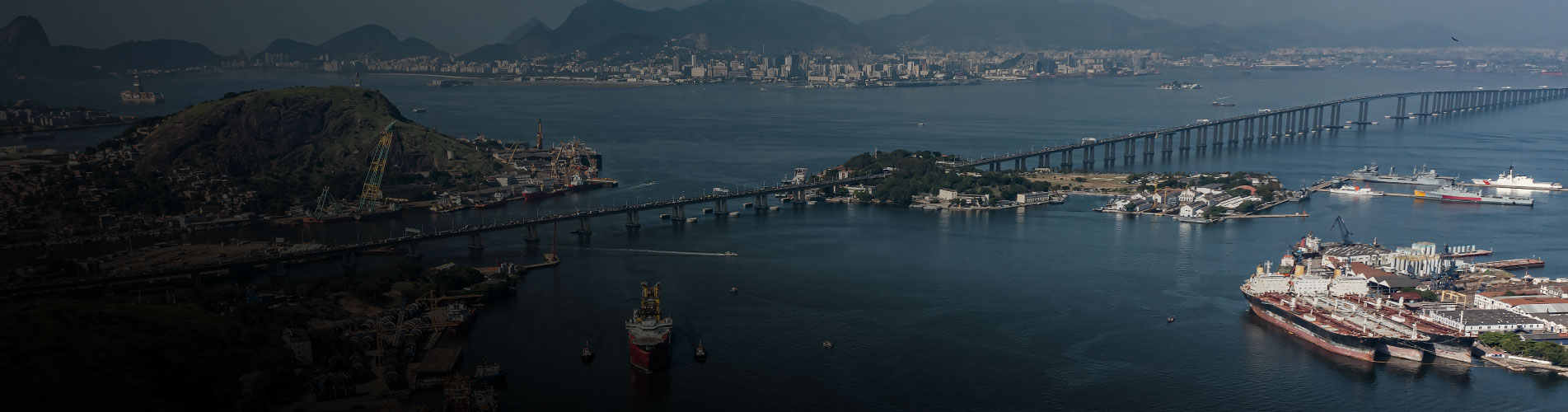 Canal de São Lourenço com vista para a Ponte Rio-Niterói