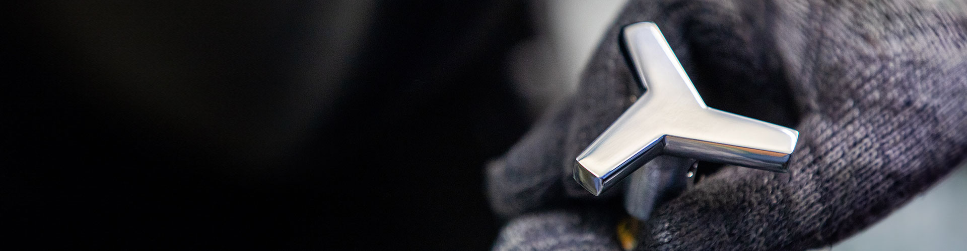 mão segurando uma torneira Haga