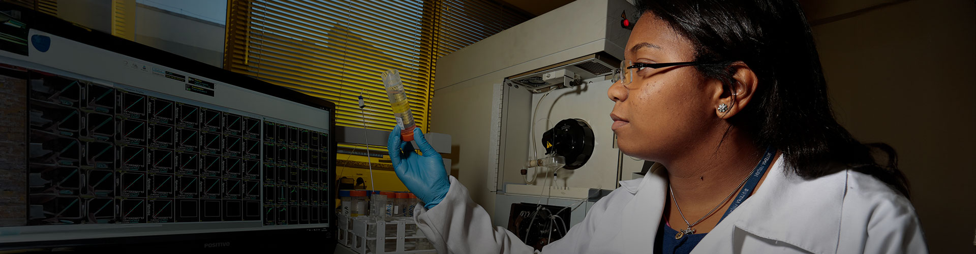 Técnica de Instituto Senai de Tecnologia analisa amostra