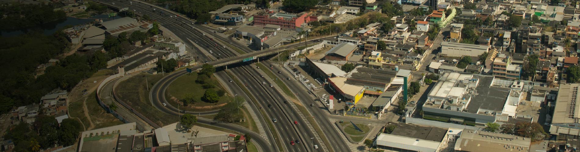 Vista aérea do município de Duque de Caxias cortado pela BR-040