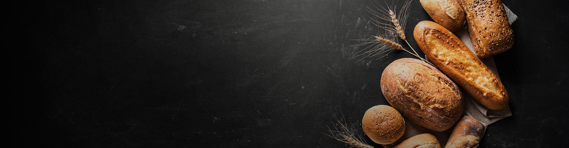 Pães artesanais em uma cesta