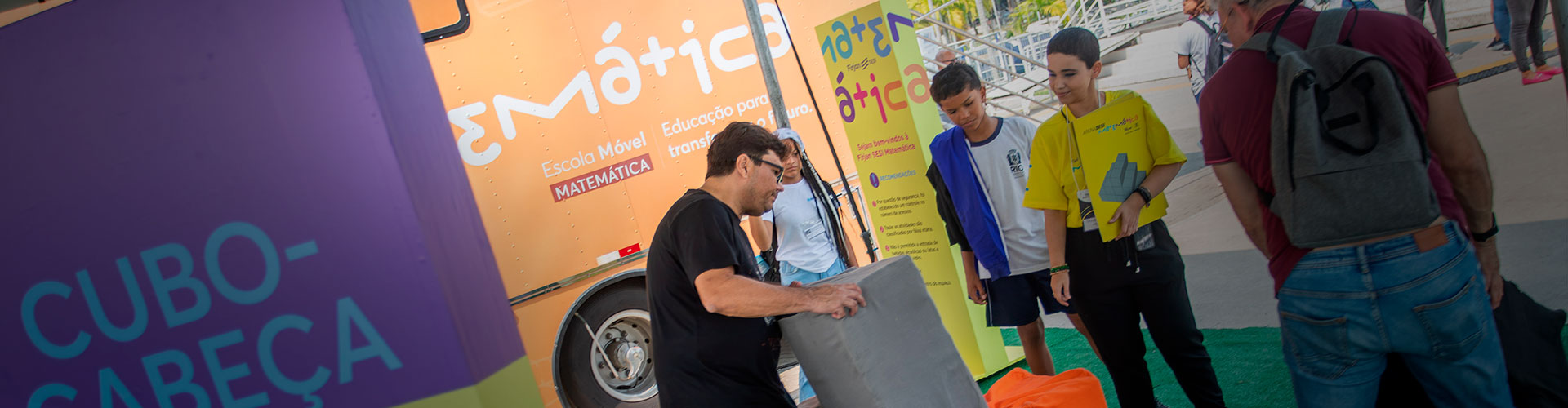 Instrutores e alunos na Escola Móvel de Matemática da Firjan SESI