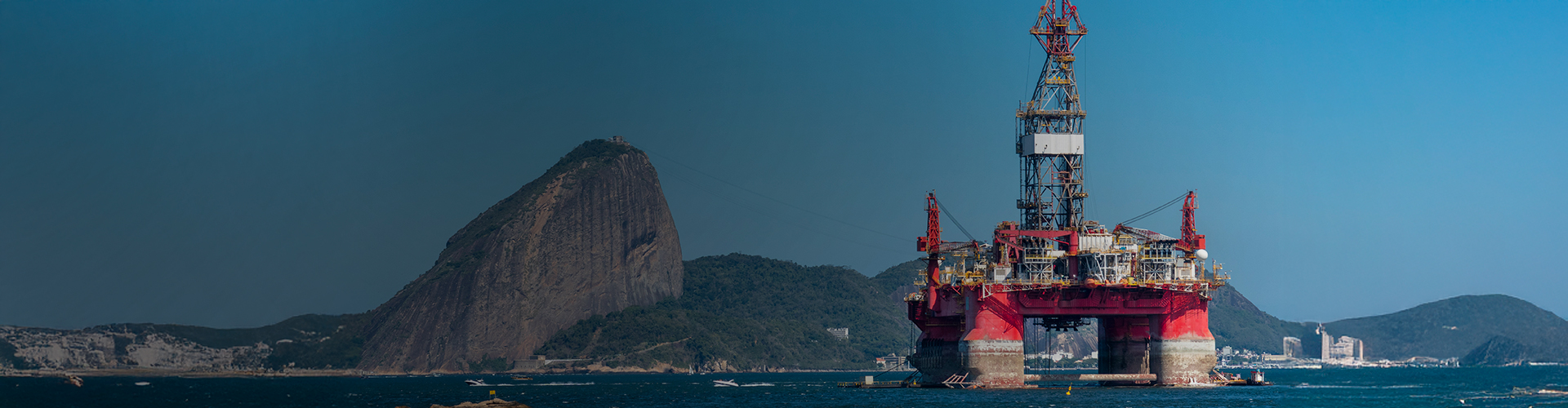 Baía de Guanabara com plataforma de petróleo e Pão de Açúcar no fundo