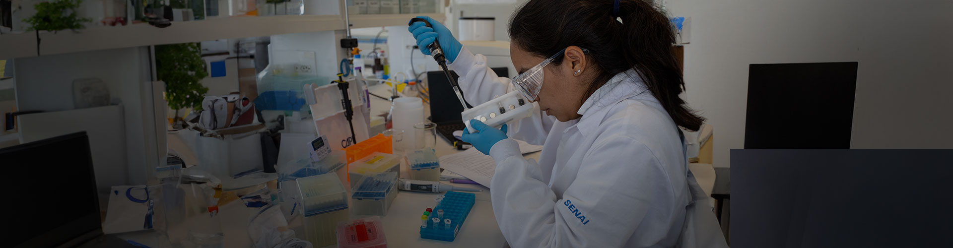 Pesquisadora em laboratório Firjan SENAI