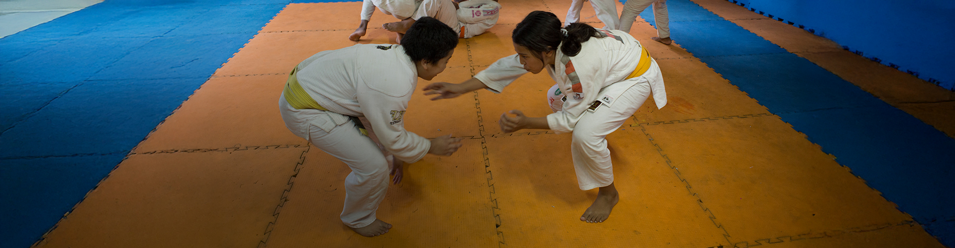 Alunas lutando em projeto da Firjan SESI