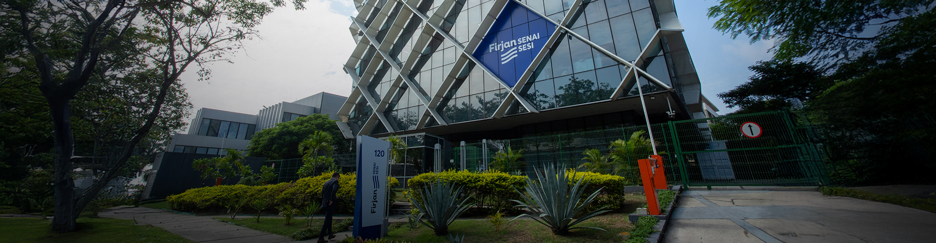 Fachada do prédio Firjan SENAI SESI no Fundão