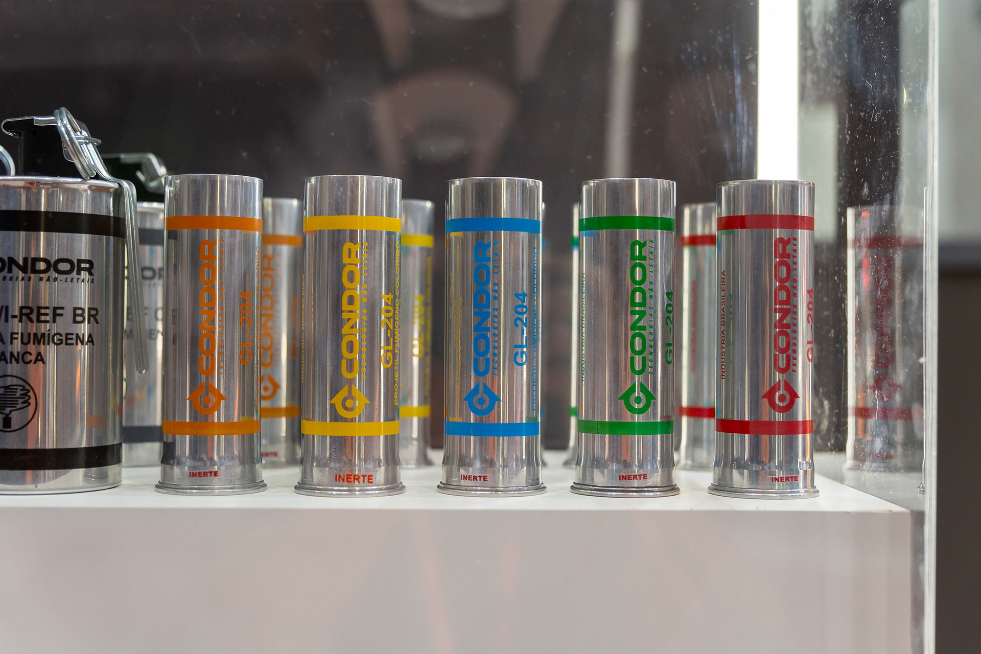 Artefatos não-letais da empresa Condor