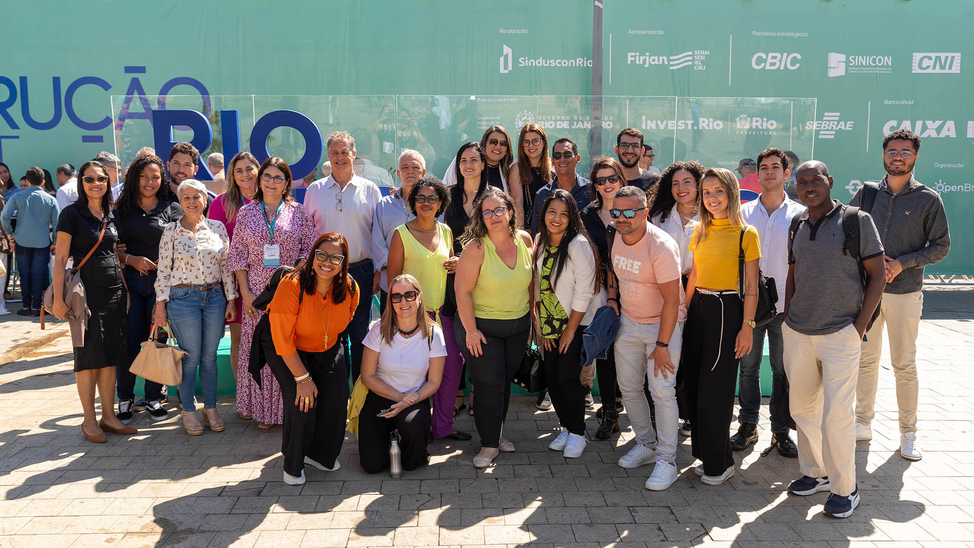 Empresários do Leste Fluminense em frente à entrada do Rio Construção Summit