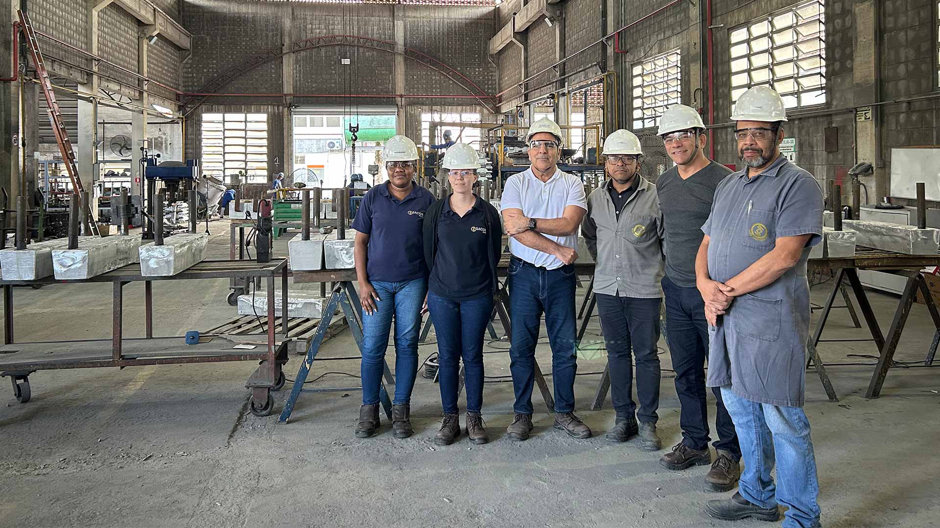 Funcionários da Sacor na fábrica