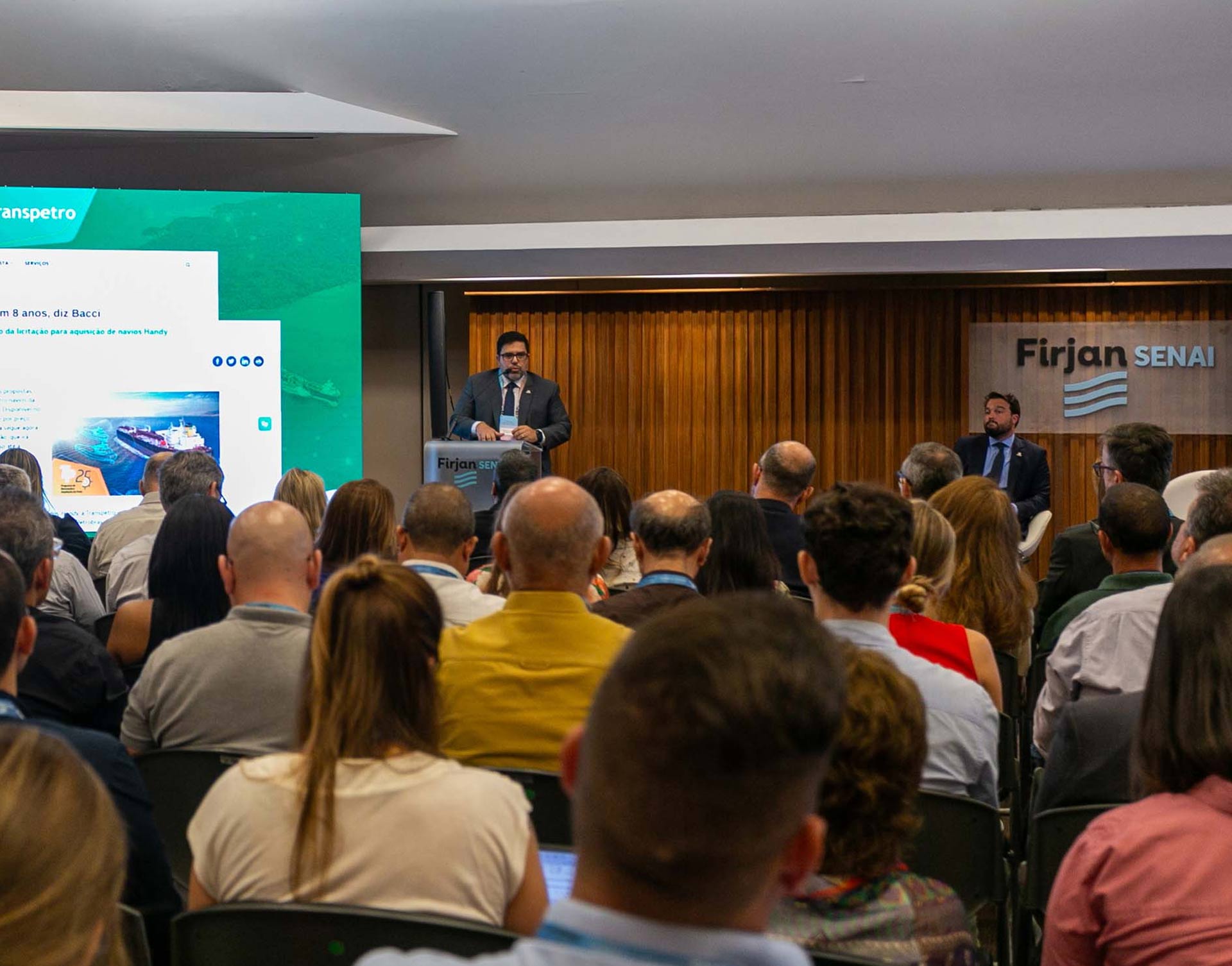 Diretor de empresa fala para fornecedores