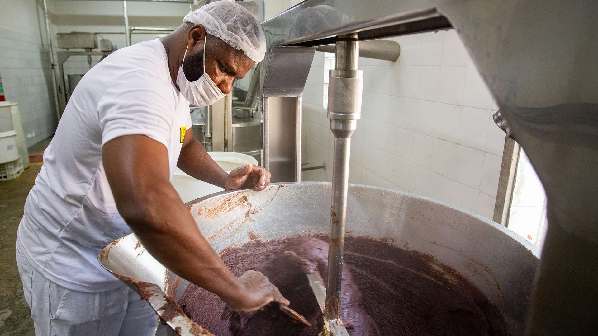 Trabalhador prepara doce