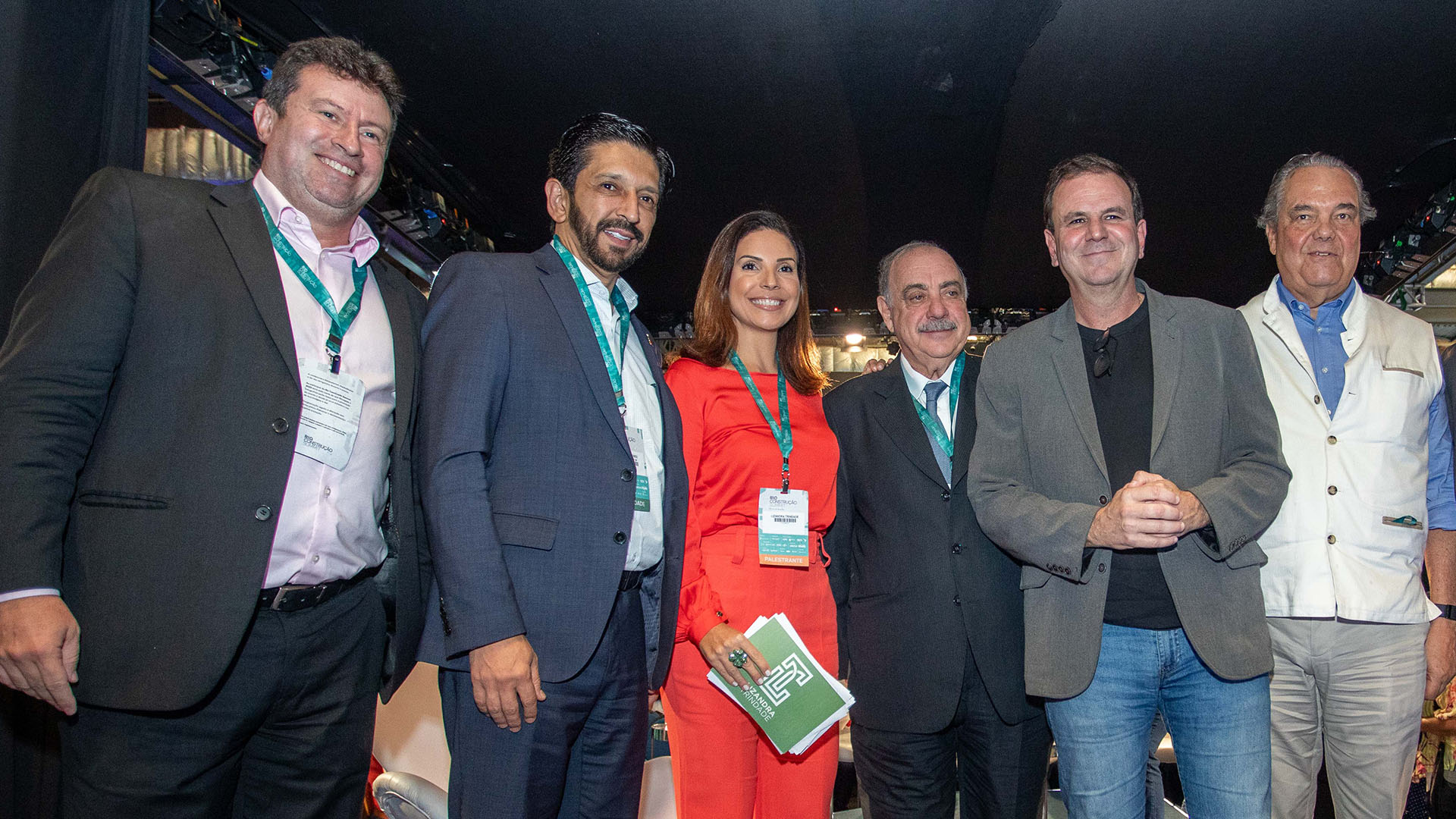 Prefeitos do RJ, SP e BH posam em foto ao lado de Eduardo Eugenio, presidente da Fpresidente do Sinduscon Rio, Claudio Hermolinirjan e do 